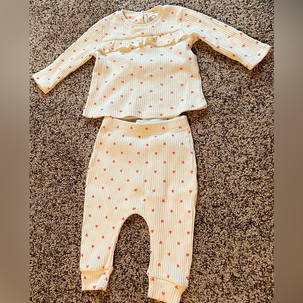 3 to 6 month - Baby Outfit with Hearts - Brand New, Never worn - no tags